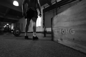 Środki androgenne w sportach siłowych – dlaczego osoby trenujące na siłowni wybierają sterydy?